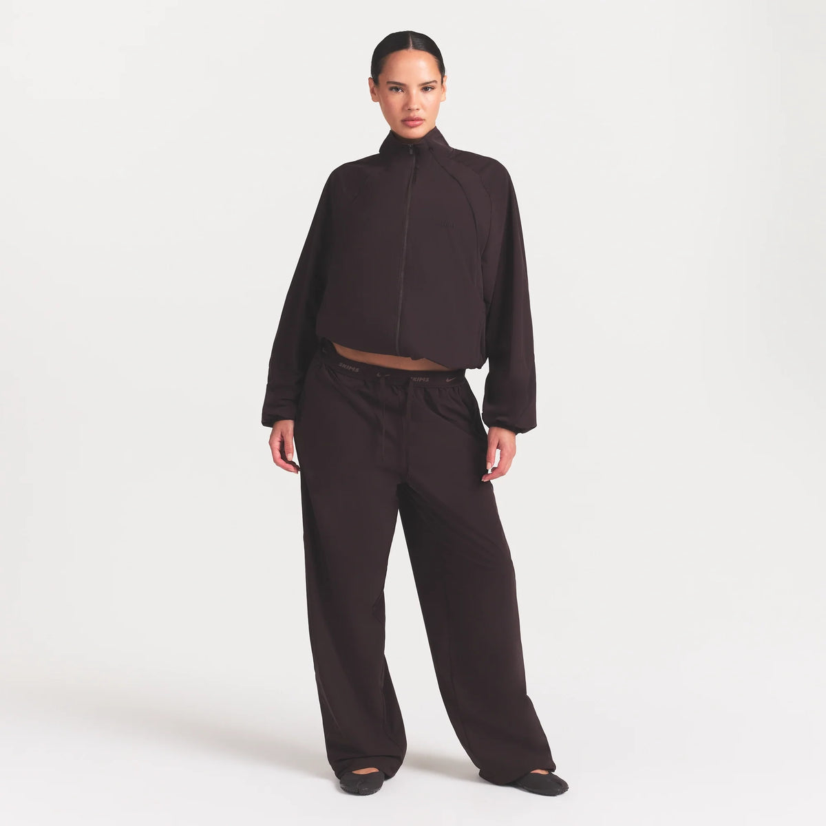 NikeSKIMS STRETCH NYLON OVERSIZED PANT | DARK ROAST