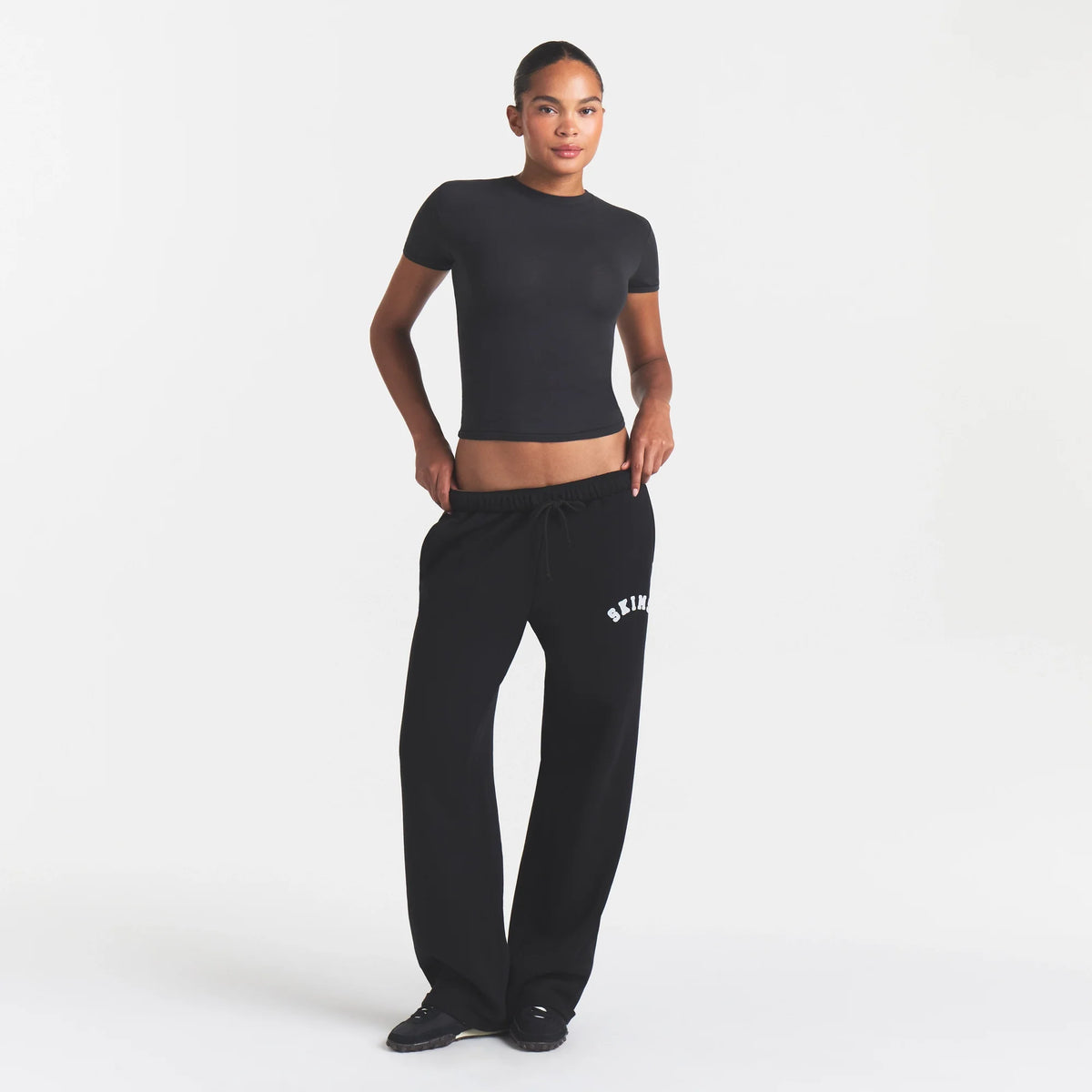 COTTON FLEECE STRAIGHT LEG PANT | ONYX SNOW ARCHED SKIMS LOGO