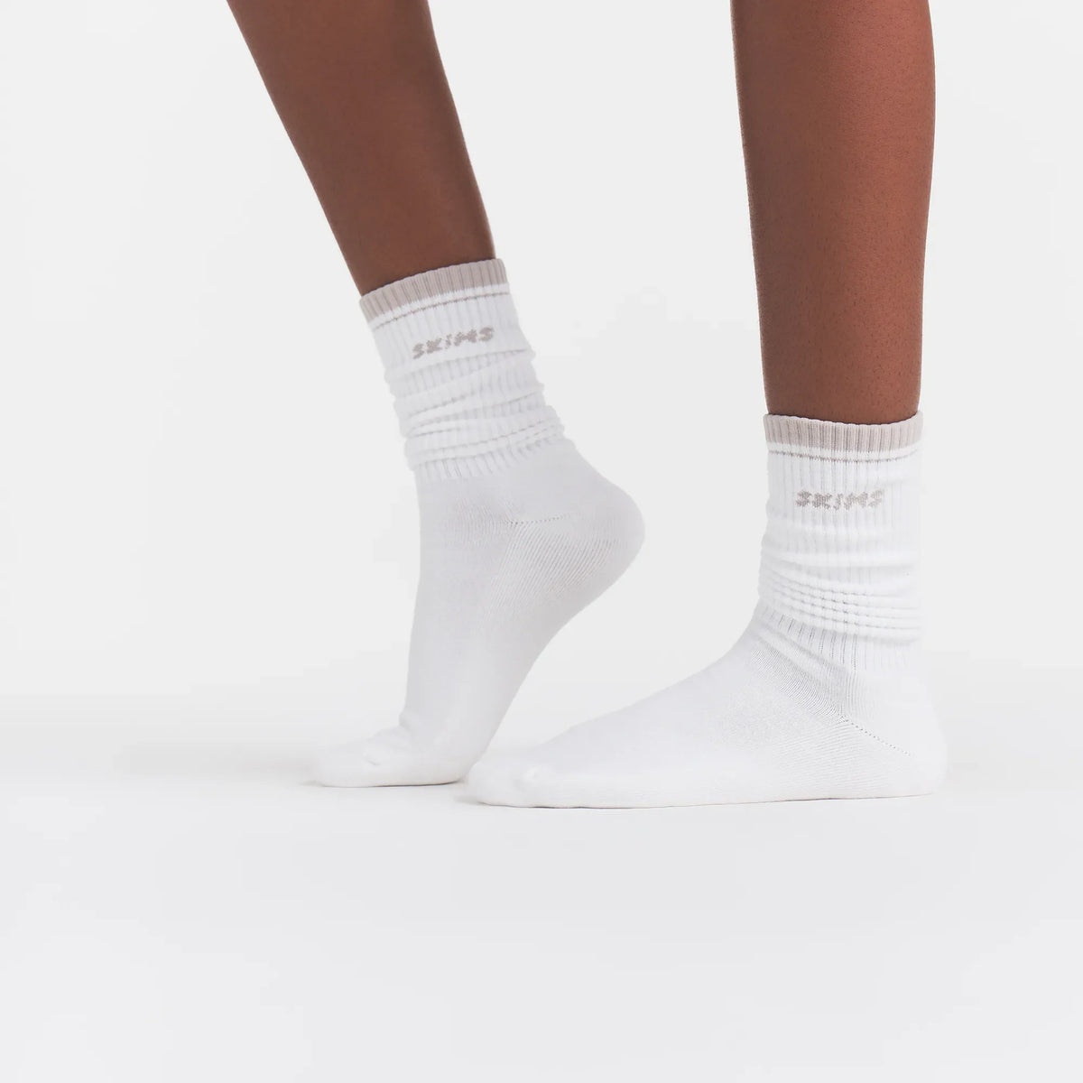 SKIMS SOCKS RIBBED CREW LOGO SOCK | SNOW AND STONE