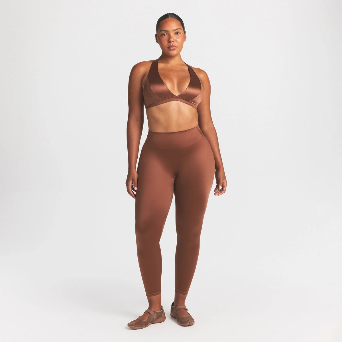NikeSKIMS SATIN SHINE BONDED WAIST 26" LEGGING | CAROB BROWN