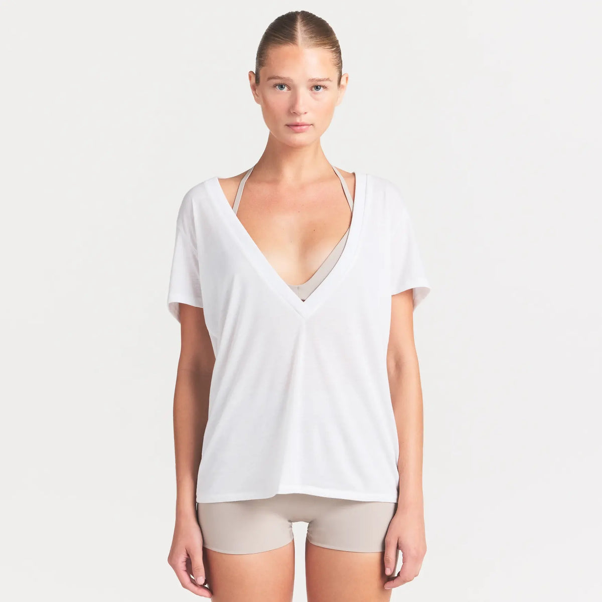 NikeSKIMS PERFORMANCE COTTON BLEND SHORT SLEEVE V-NECK TOP | SNOW