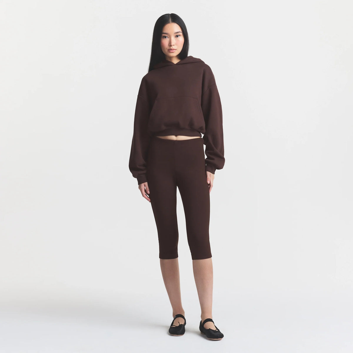 COTTON FLEECE CROPPED HOODIE WITH EMBOSSED LOGO | ESPRESSO