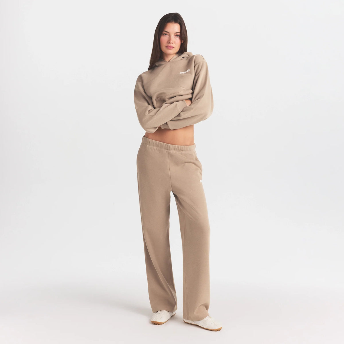 COTTON FLEECE STRAIGHT LEG PANT WITH EMBOSSED LOGO | LATTE